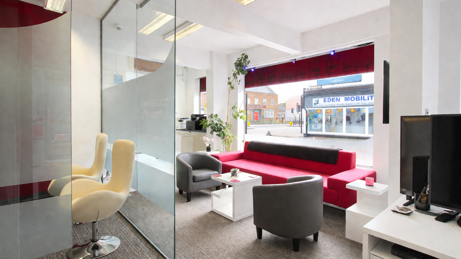 📍 High Footfall Area 📍 Prominent & High Visibility 🌟 Prime Location LN5 8AD 🔑 Flexible Furnishing 🔑 Fully Self-Contained 💡 All Bills Included 🚗 Private Parking 🚪 Independent Access